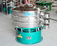 旋振篩多采用立式振動(dòng)電機(jī)作為激振來(lái)源，利用偏心塊的夾角的不同實(shí)現(xiàn)物料在篩網(wǎng)上運(yùn)動(dòng)的軌跡調(diào)整。