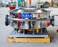 直排篩可分為單雙振動(dòng)源兩種，但其電機(jī)是懸掛在振動(dòng)篩框的外側(cè)，振動(dòng)理相對(duì)比較大。