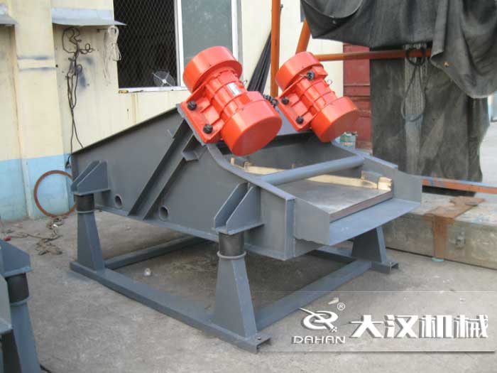 礦用振動篩采用優(yōu)質(zhì)的錳鋼材質(zhì)，主要特點就耐磨性強(qiáng)，對于礦用振動篩來說其，耐磨性是非常重要的。