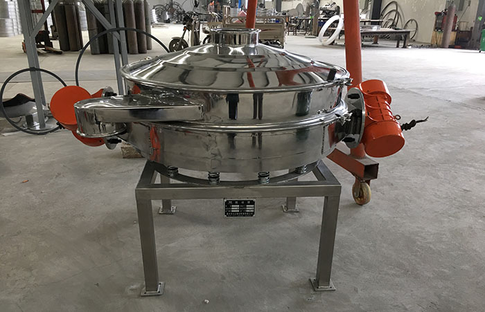 主要采用的是雙振動(dòng)電機(jī)振動(dòng)，其振動(dòng)力比普通振動(dòng)篩要高，同時(shí)采用直泄式的排料方式，很好的解決了堵料塞料的問題。